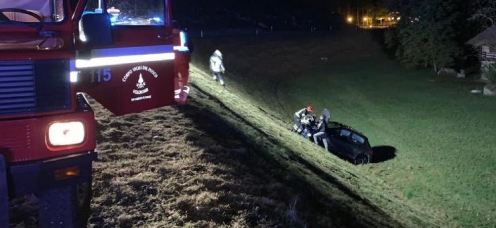Perde il controllo dell’auto in curva e finisce nella scarpata: 21enne trasportato il ospedale
